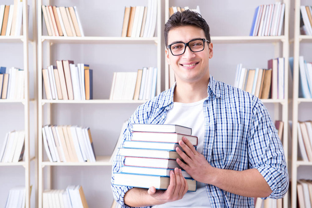 Молодий студент з книгами, що готуються до іспитів
 - Фото, зображення