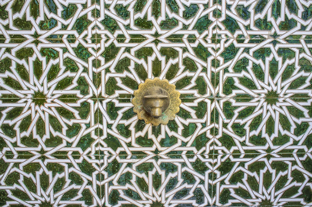 Fuente árabe azulejo en la calle del casco antiguo de Badajoz
 - Foto, imagen