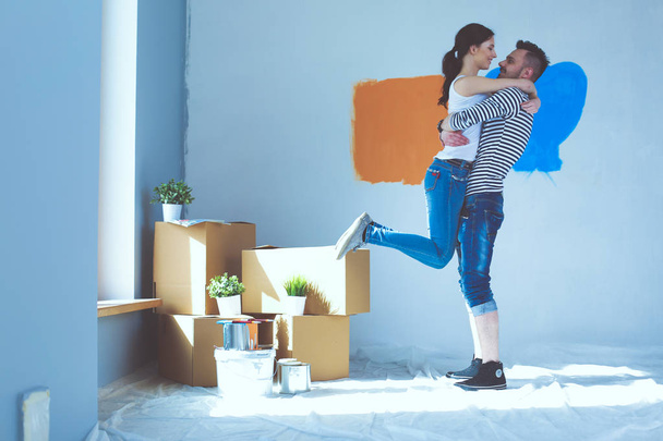 Happy young couple moving in new house. young couple - Foto, afbeelding