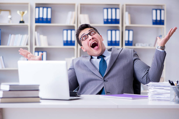 Смішний бізнесмен клоун грає дурно в офісі
 - Фото, зображення