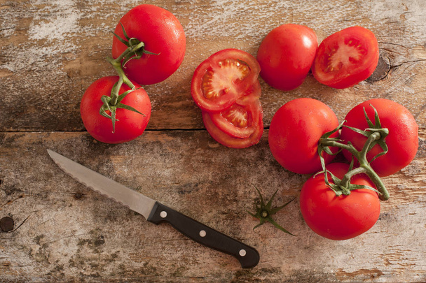 Подготовка свежих помидоров для салата или приготовления пищи
 - Фото, изображение
