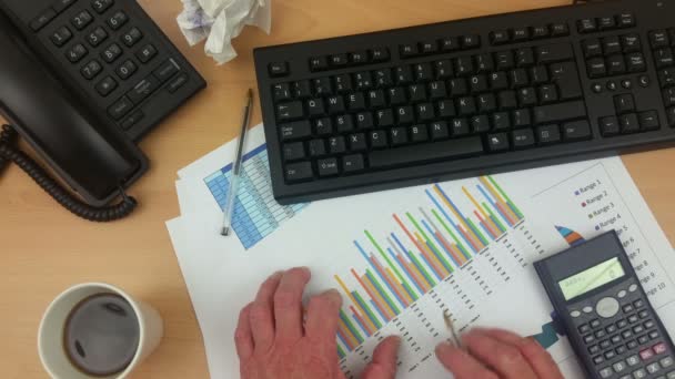 Бухгалтер за своїм столом перевіряє друковані висловлювання
 - Кадри, відео