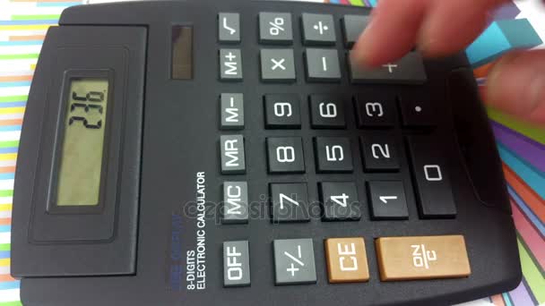 Mans dedos utilizando una calculadora de botón grande
 - Imágenes, Vídeo