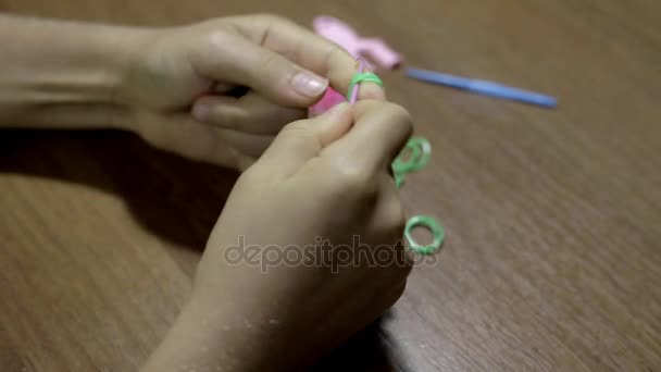 Het weven van een klein meisje op tafel - Video