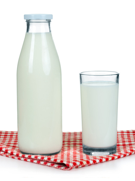 Vaso de leche y botella sobre fondo blanco
 - Foto, imagen