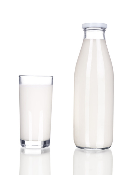glas melk en fles op witte achtergrond - Foto, afbeelding