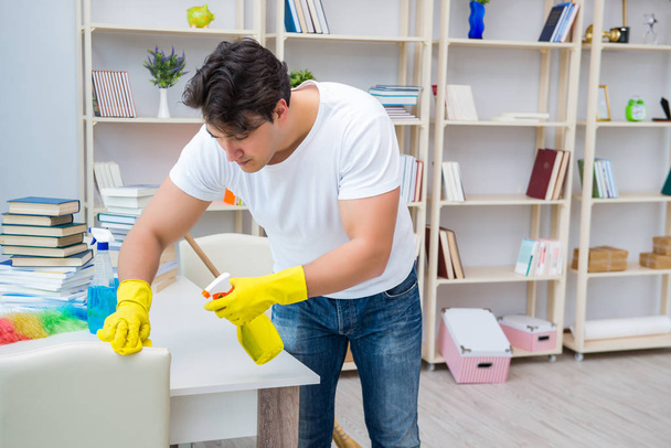 Hombre haciendo limpieza en casa - Foto, Imagen