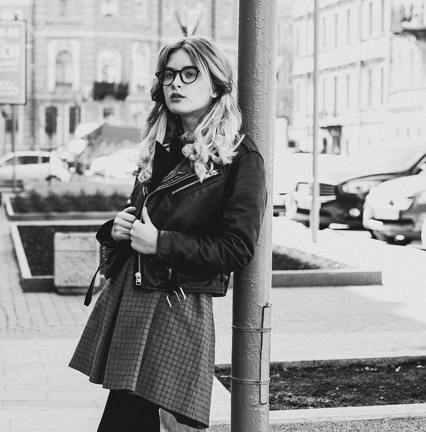 blonde gir  in the  summer city, black and white picture - Fotoğraf, Görsel