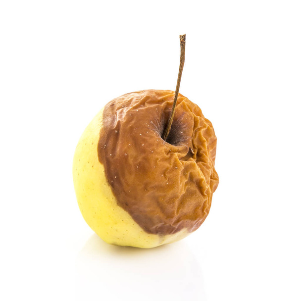 Гниле яблуко на білому тлі
 - Фото, зображення