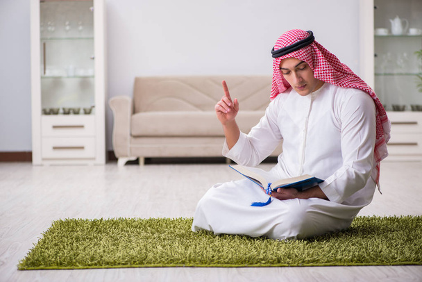 家で祈ってるアラブ人 - 写真・画像