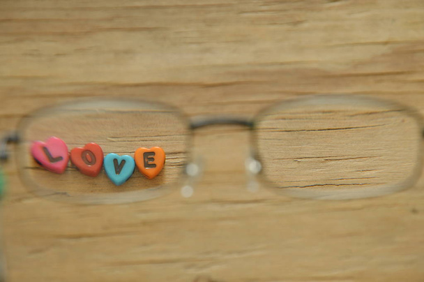  carta de amor com forma de coração olhando através de óculos
 - Foto, Imagem