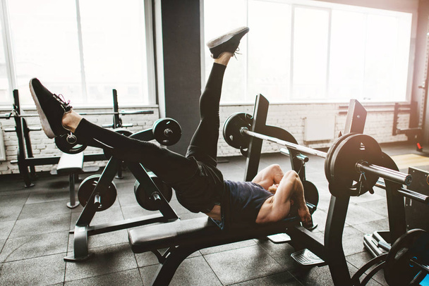 Man exercising at gym - Foto, immagini