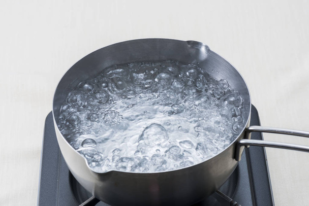 L'eau du pot bouillante avec une cuisinière à gaz
 - Photo, image