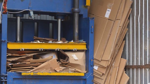 Reciclaje de cartón en vertederos industriales, concepto ecológico
 - Foto, imagen