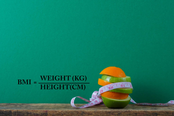 Konceptuální ovoce fitness s zelené jablko a pomeranč a  - Fotografie, Obrázek