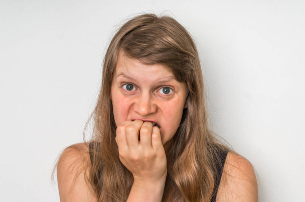 Нервная женщина грызет ногти
 - Фото, изображение