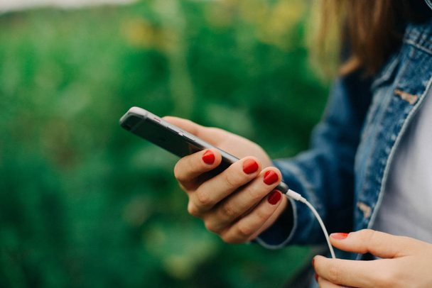 bokovky žena držící chytrý telefon podobný iphone6s venkovní l - Fotografie, Obrázek