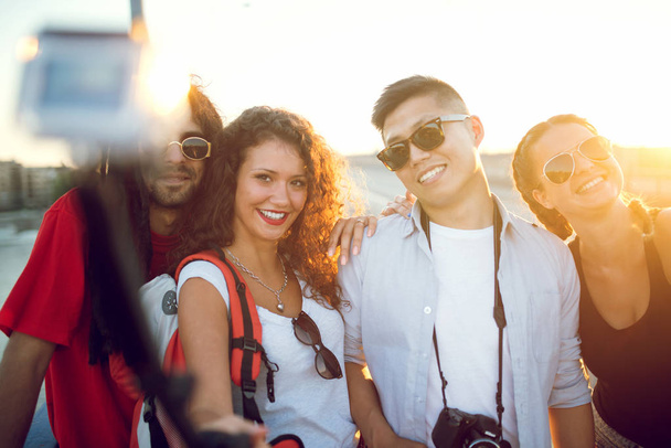 Młodzi turyści przy selfie - Zdjęcie, obraz