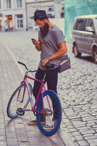 Hipster holds single speed bicycle - Foto, afbeelding