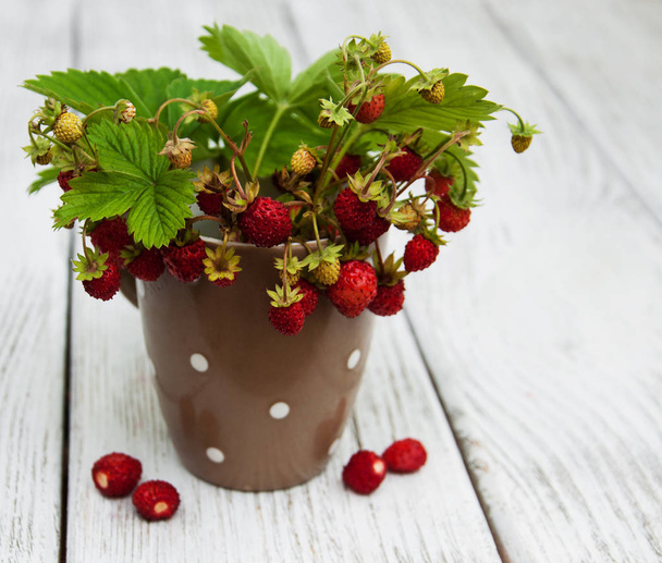 Cup met wilde aardbeien - Foto, afbeelding
