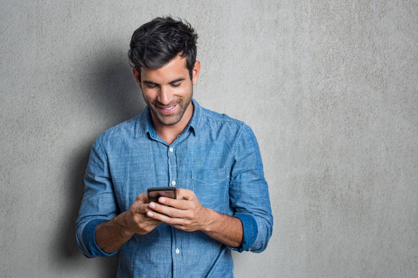 Man texting on phone - Zdjęcie, obraz