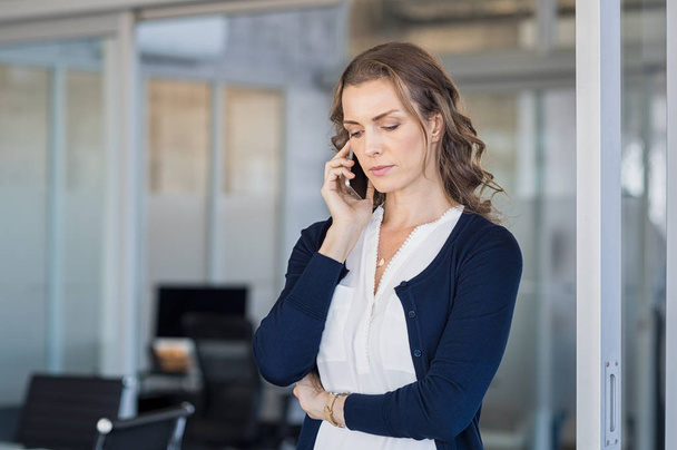 Serious businesswoman talking on phone - Foto, Imagen