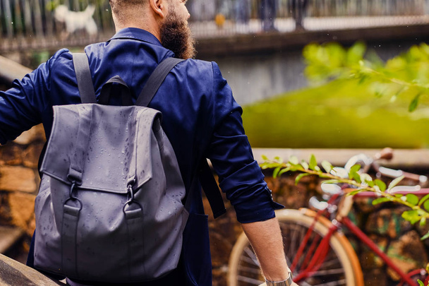 Casual modern guy with backpack - Zdjęcie, obraz