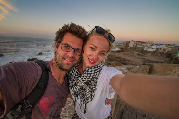Gezgin çift alarak selfie Essaouira, Fas şehir kalenin duvar. - Fotoğraf, Görsel