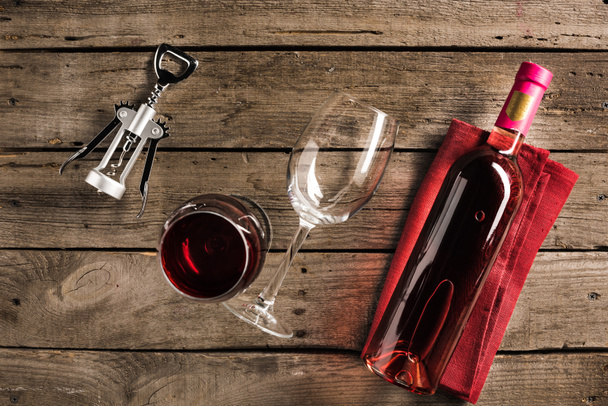 pullo vaaleanpunaista viiniä ja viinilaseja
 - Valokuva, kuva