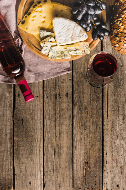 red wine, bread, and cheese   - Valokuva, kuva