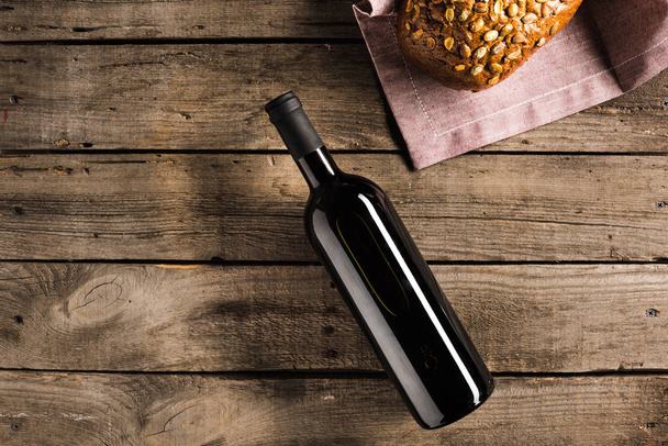 bottle of red wine and bread - Valokuva, kuva