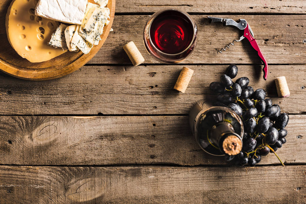 wine with cheese and grapes - Photo, Image