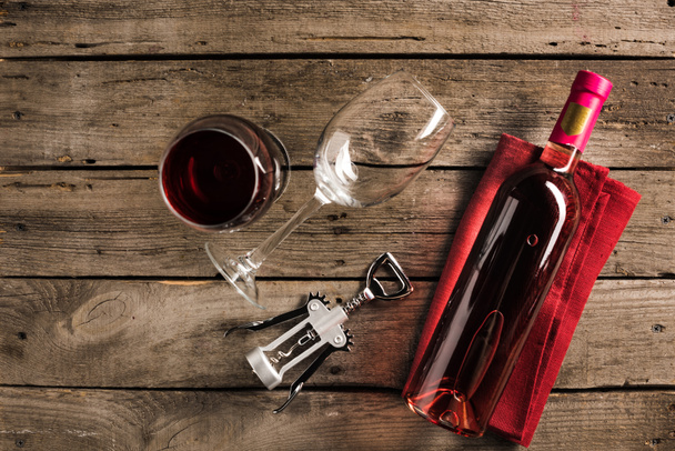 botella de vino rosa y gafas de vino
 - Foto, imagen
