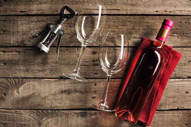 Lahev růžového vína a pohárky - Fotografie, Obrázek