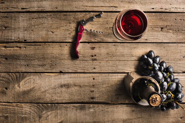 fles wijn, wijnglas en druiven - Foto, afbeelding
