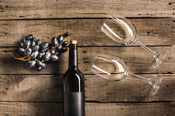 red wine with wineglasses and grapes  - Photo, Image