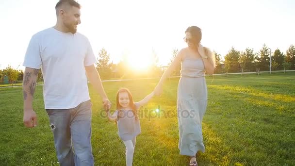 Onnellinen perhe kävelee puistossa - Materiaali, video
