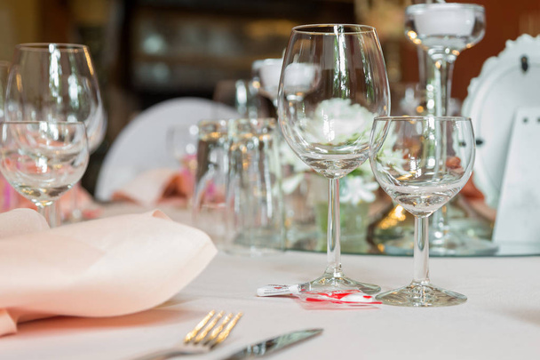 ruokapöytä asettaa palvelun ruokailuvälineet, lautasliina ja lasi ravintolassa ennen juhlia - Valokuva, kuva