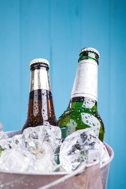 氷のバケツの中のビール瓶 - 写真・画像