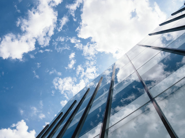Architettura moderna con cielo blu e nuvole
 - Foto, immagini