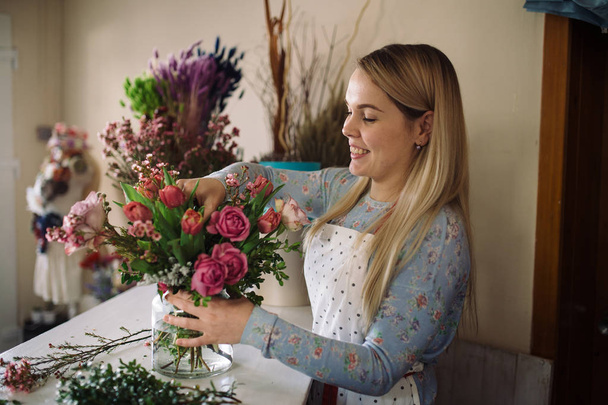 Floristin macht Blumenstrauß  - Foto, Bild