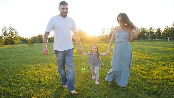 Ευτυχισμένη οικογένεια περπατώντας στο πάρκο - Πλάνα, βίντεο
