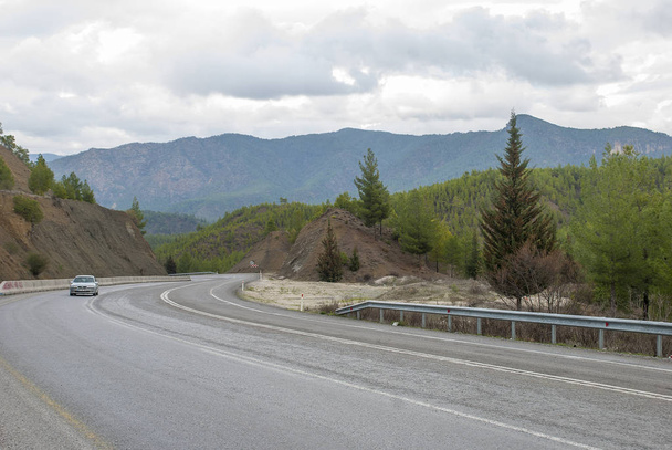 De snelweg in Turkije. Egirdir-Antalya. - Foto, afbeelding