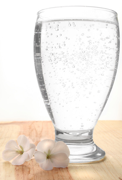 sklo s perlivá voda - Fotografie, Obrázek