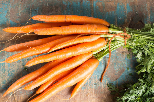 Свіжий пучок моркви з саду
 - Фото, зображення