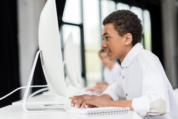 Afryki amerykański nastolatek działa na komputerze - Zdjęcie, obraz