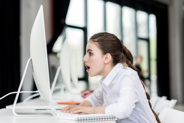 shocked teen girl at computer - Foto, imagen