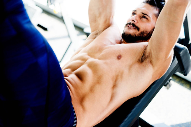 Bodybuilder working abs gym - Foto, imagen