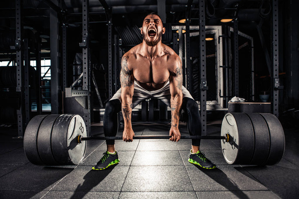 Hombres musculares Lifting Deadlift
 - Foto, imagen