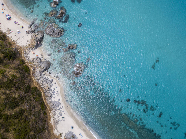 サブ、海を見下ろす岬のビーチの楽園です。ザンブローネ, カラブリア, イタリア。ダイビングのリラクゼーションと夏の休暇。イタリアの海岸、ビーチ、岩。航空写真ビュー - 写真・画像